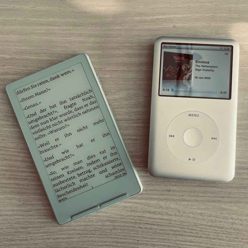 Mein iPod Classic (mit dem Song Envious der mighty Hellacopters) neben dem Xteink X4.